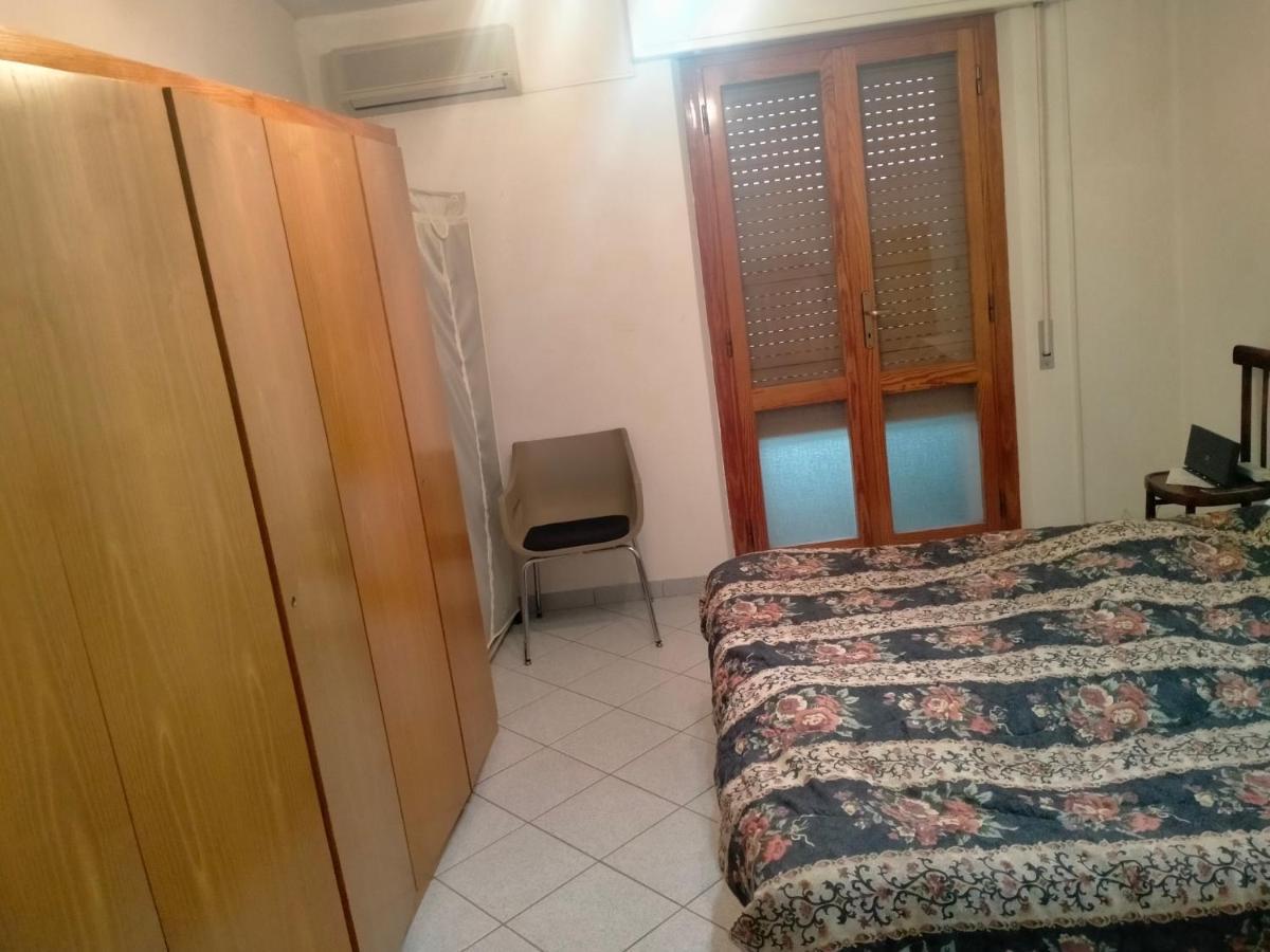 Appartamento Santa Giusta Exteriör bild