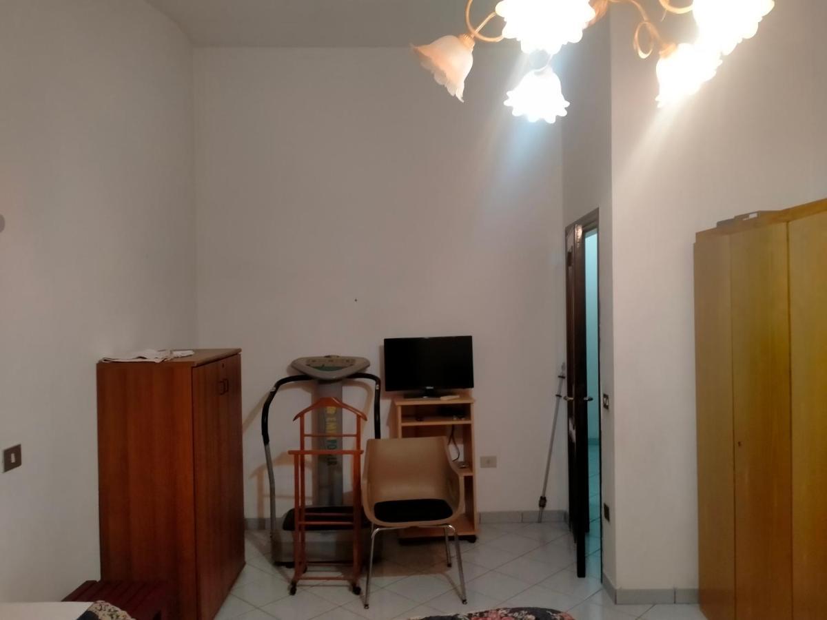 Appartamento Santa Giusta Exteriör bild