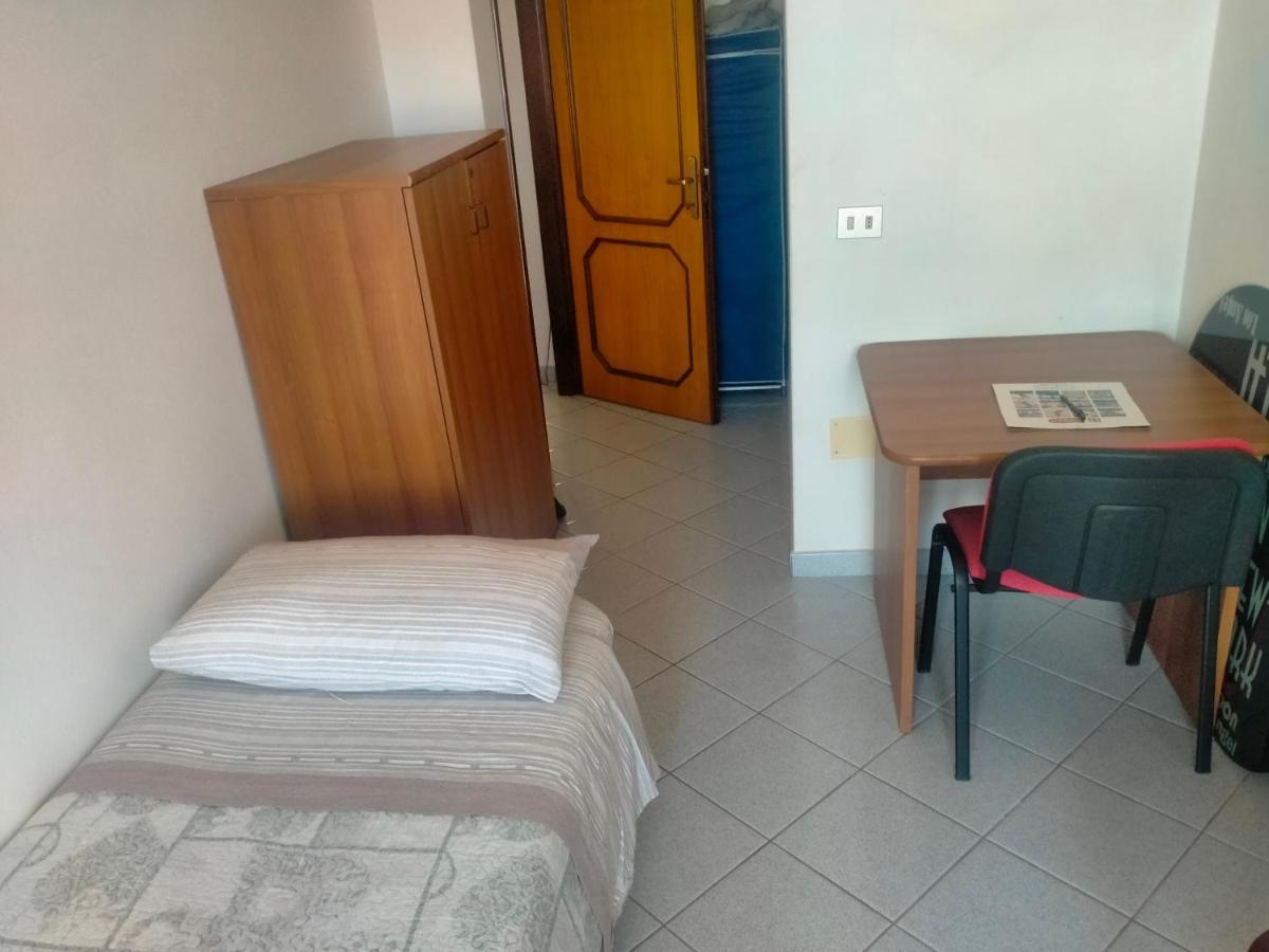Appartamento Santa Giusta Exteriör bild