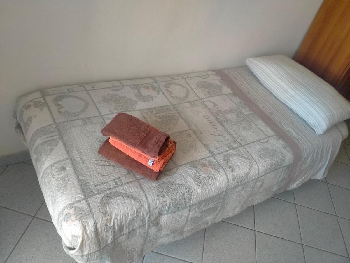 Appartamento Santa Giusta Exteriör bild