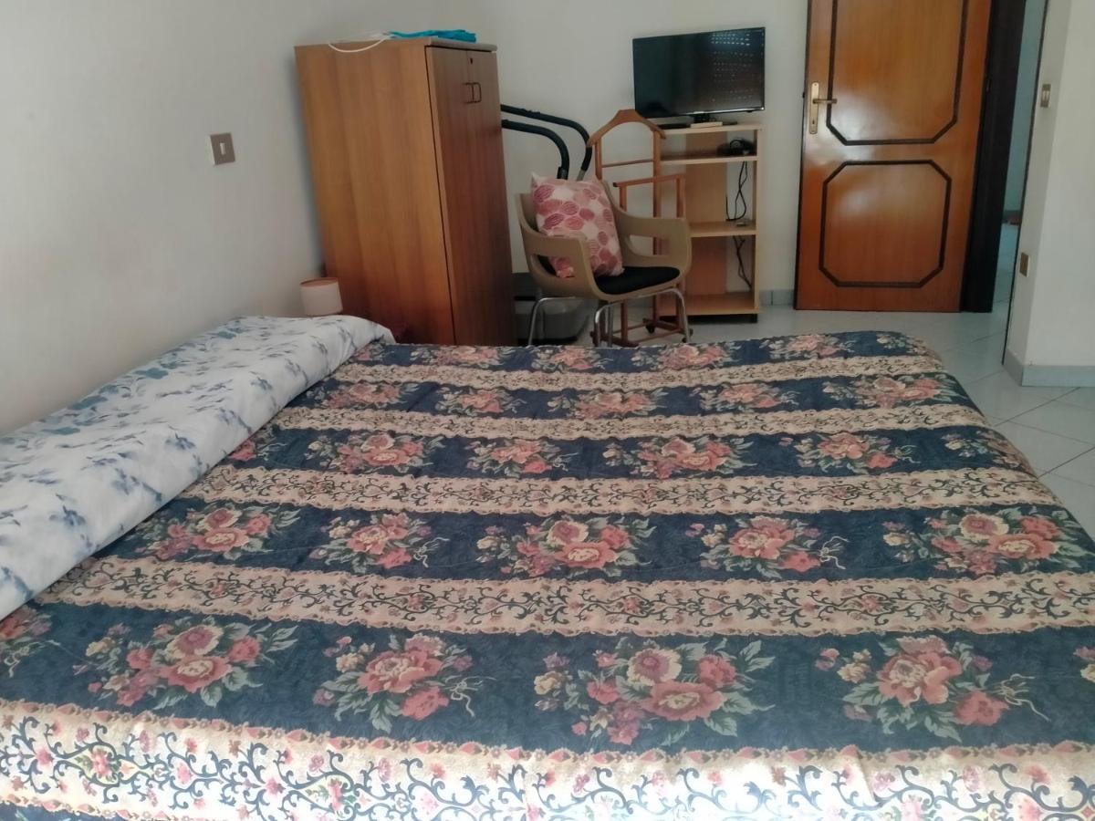 Appartamento Santa Giusta Exteriör bild