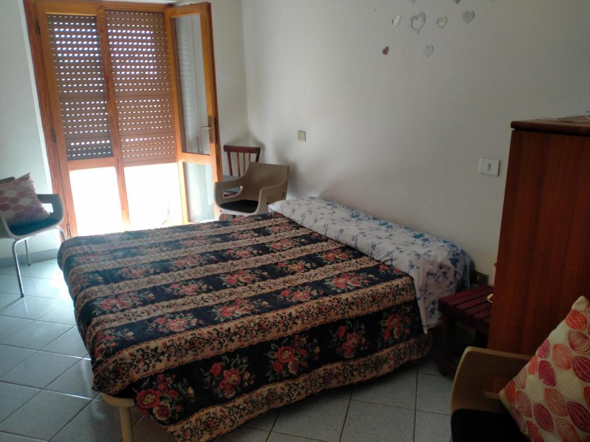 Appartamento Santa Giusta Exteriör bild