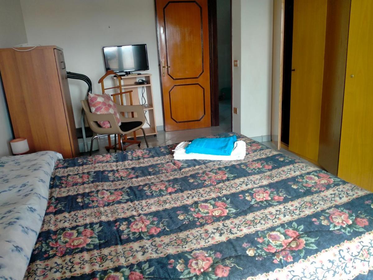 Appartamento Santa Giusta Exteriör bild