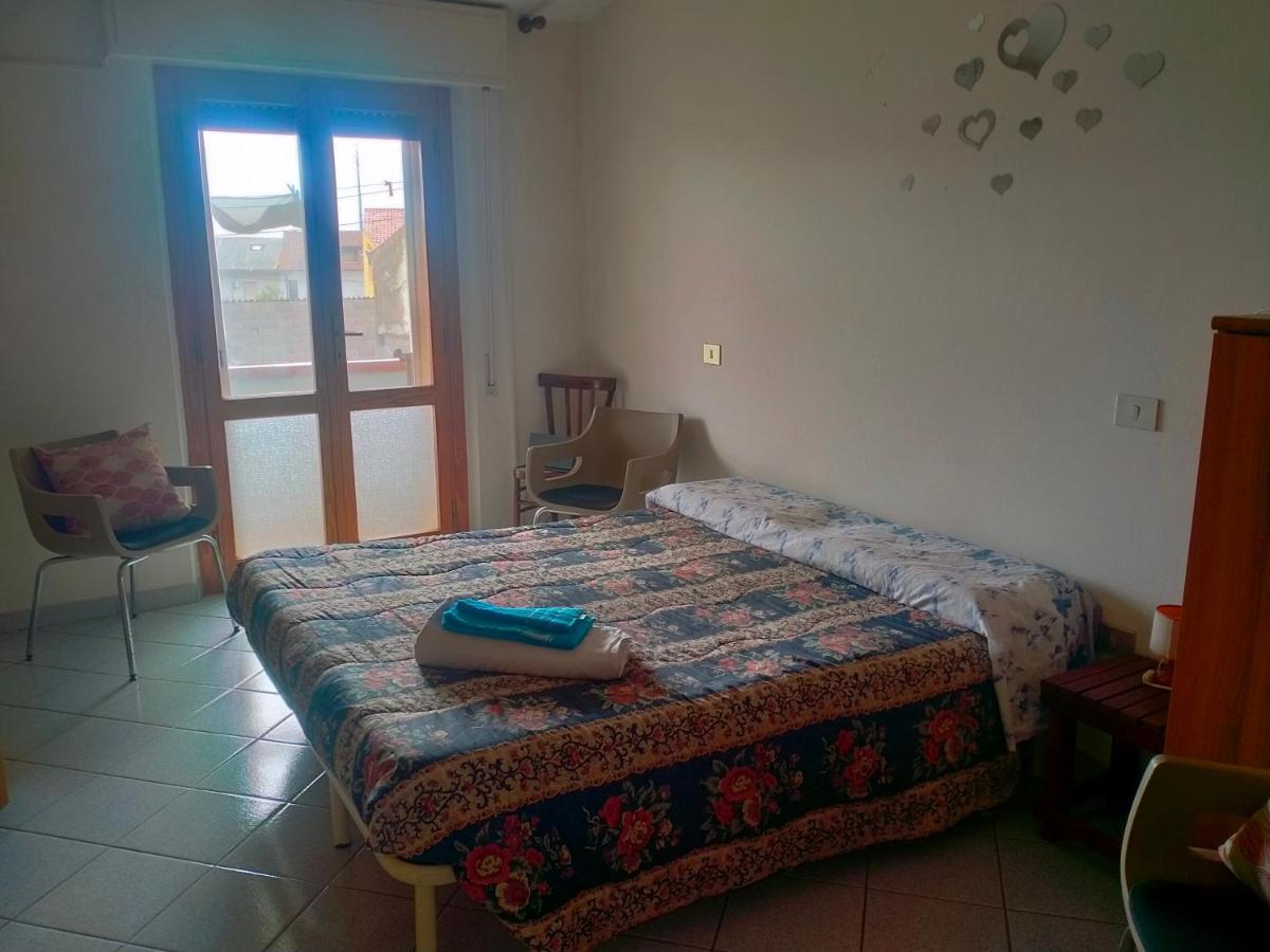 Appartamento Santa Giusta Exteriör bild
