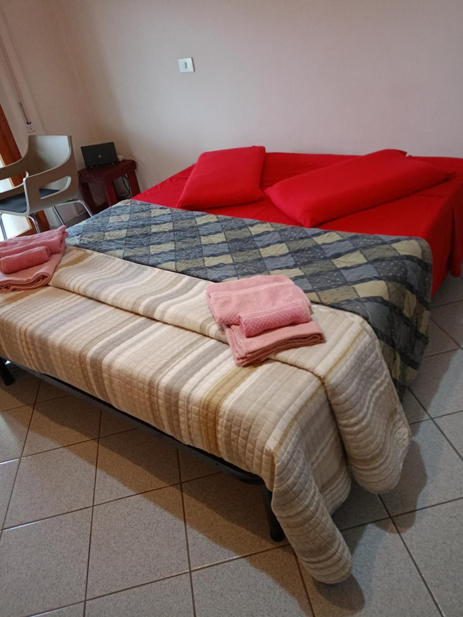 Appartamento Santa Giusta Exteriör bild